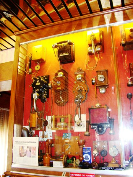 DSC08645.JPG - Restaurant/museum telephone displays. Mostly Ericsson, French and other European phones