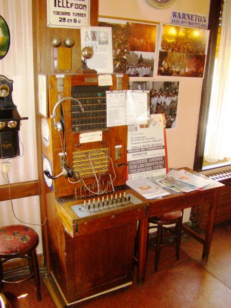 DSC08647.JPG - Restaurant/museum telephone displays. Mostly Ericsson, French and other European phones