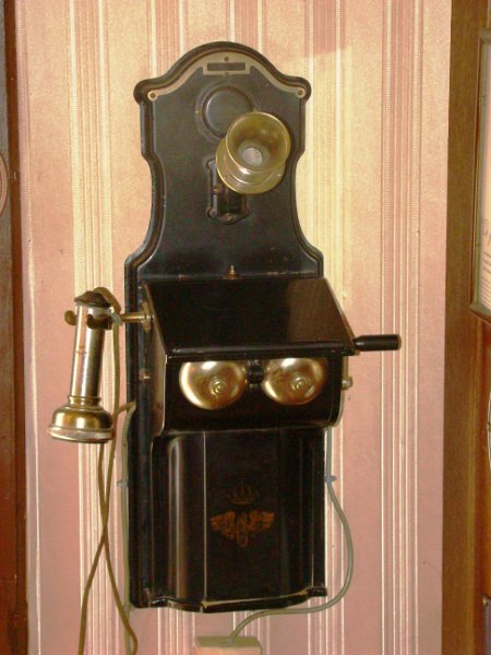 DSC08648.JPG - Restaurant/museum telephone displays. Mostly Ericsson, French and other European phones