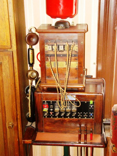 DSC08649.JPG - Restaurant/museum telephone displays. Mostly Ericsson, French and other European phones