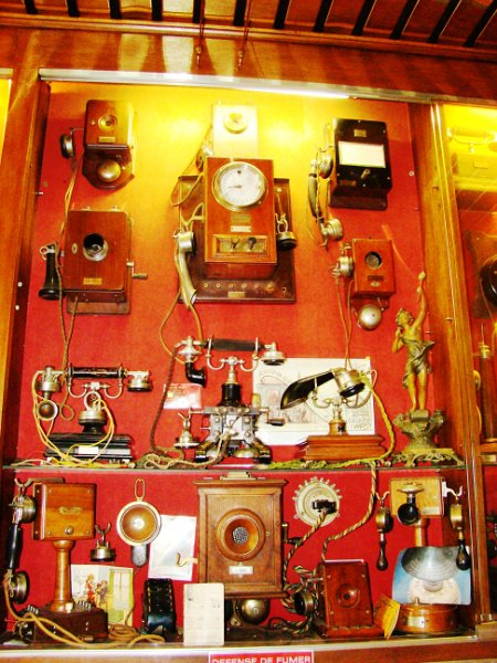 DSC08650.JPG - Restaurant/museum telephone displays. Mostly Ericsson, French and other European phones
