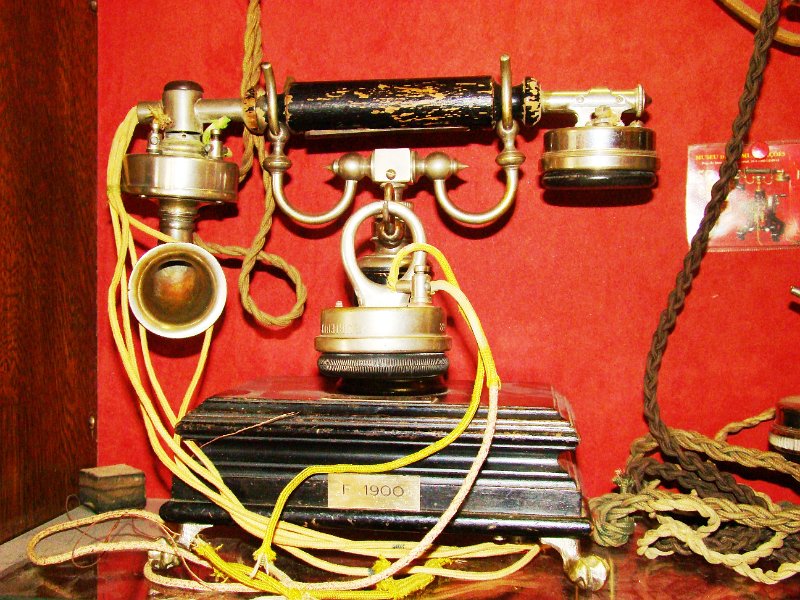 DSC08653.JPG - Restaurant/museum telephone displays. Mostly Ericsson, French and other European phones