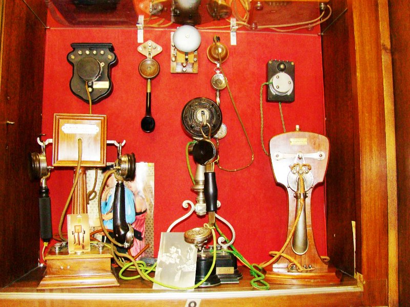 DSC08655.JPG - Restaurant/museum telephone displays. Mostly Ericsson, French and other European phones