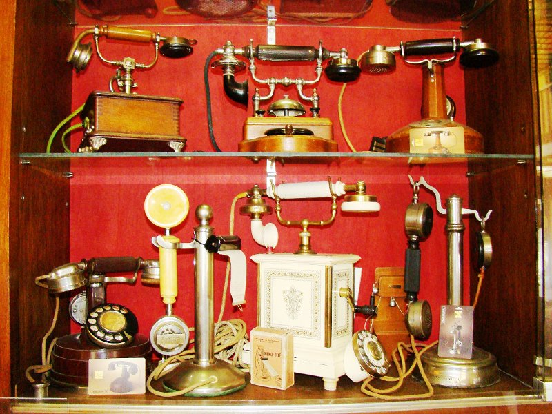 DSC08657.JPG - Restaurant/museum telephone displays. Mostly Ericsson, French and other European phones