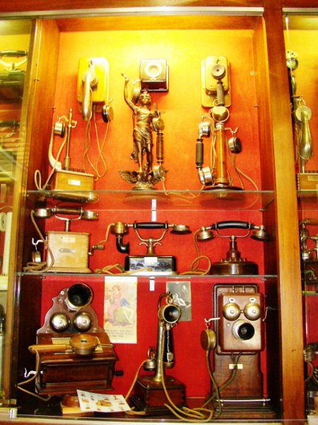 DSC08659.JPG - Restaurant/museum telephone displays. Mostly Ericsson, French and other European phones