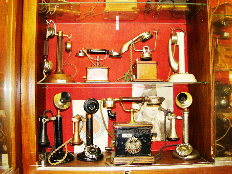DSC08661.JPG - Restaurant/museum telephone displays. Mostly Ericsson, French and other European phones