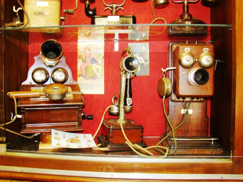 DSC08664.JPG - Restaurant/museum telephone displays. Mostly Ericsson, French and other European phones