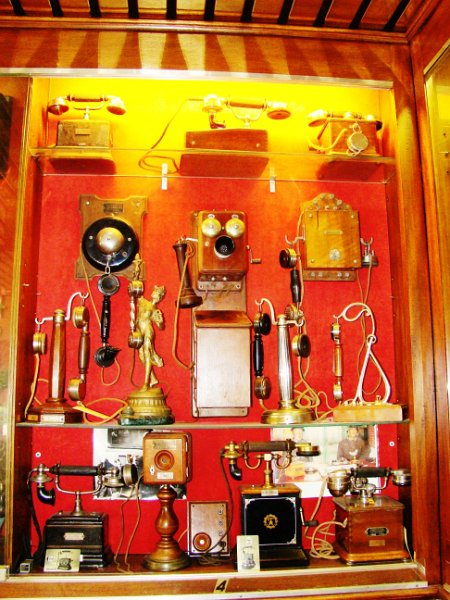DSC08665.JPG - Restaurant/museum telephone displays. Mostly Ericsson, French and other European phones