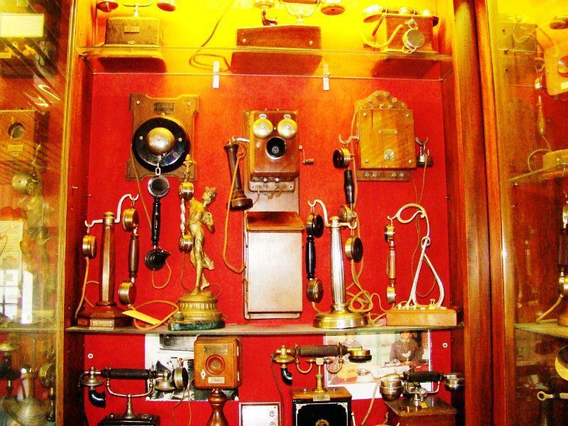 DSC08666.JPG - Restaurant/museum telephone displays. Mostly Ericsson, French and other European phones