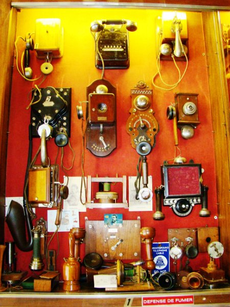 DSC08667.JPG - Restaurant/museum telephone displays. Mostly Ericsson, French and other European phones