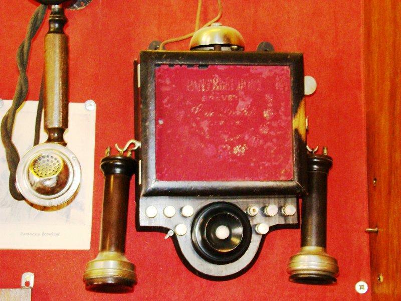 DSC08670.JPG - Restaurant/museum telephone displays. Mostly Ericsson, French and other European phones