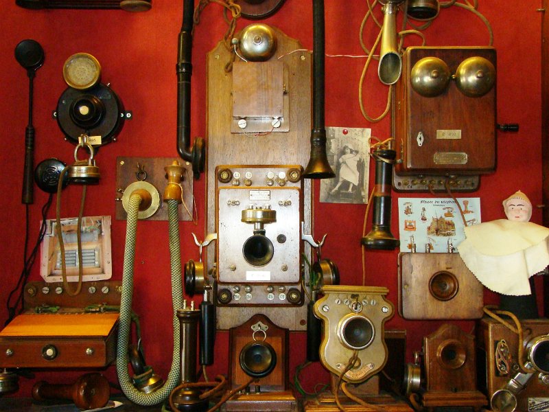 DSC08673.JPG - Restaurant/museum telephone displays. Mostly Ericsson, French and other European phones