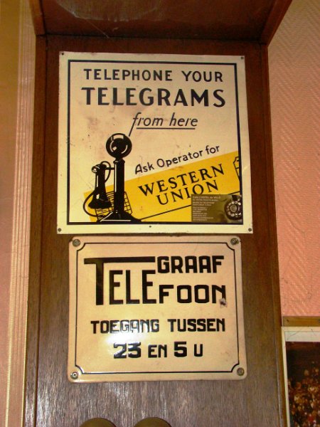 DSC08674.JPG - Restaurant/museum telephone displays. Mostly Ericsson, French and other European phones