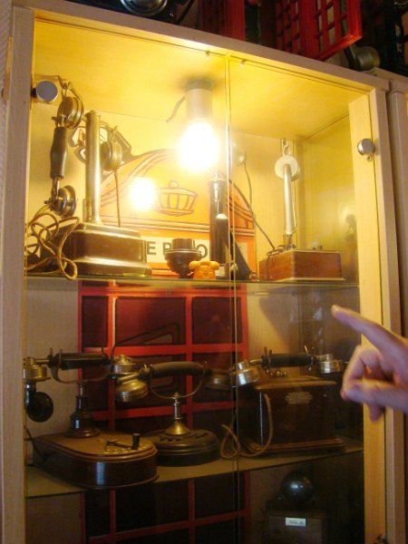 DSC08676.JPG - Restaurant/museum telephone displays. Mostly Ericsson, French and other European phones