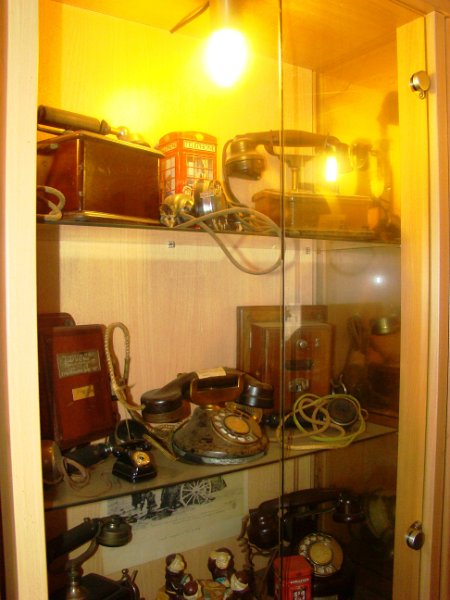 DSC08680.JPG - Restaurant/museum telephone displays. Mostly Ericsson, French and other European phones