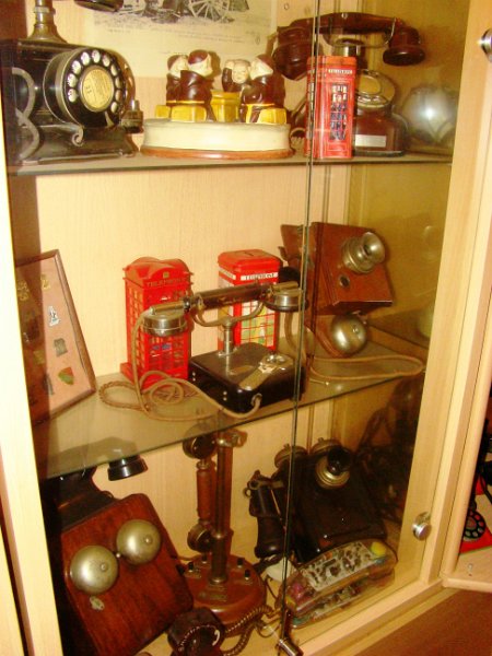 DSC08681.JPG - Restaurant/museum telephone displays. Mostly Ericsson, French and other European phones