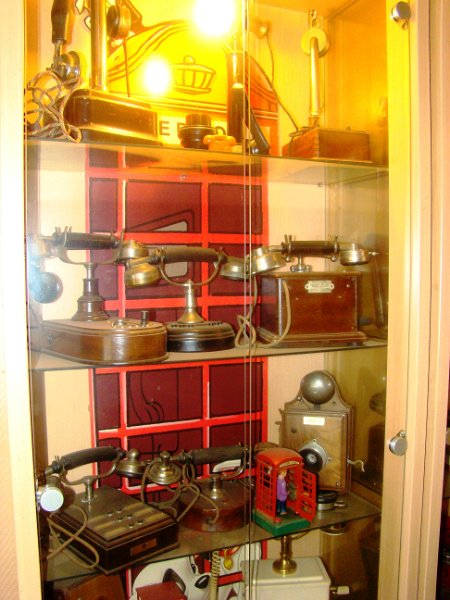 DSC08683.JPG - Restaurant/museum telephone displays. Mostly Ericsson, French and other European phones